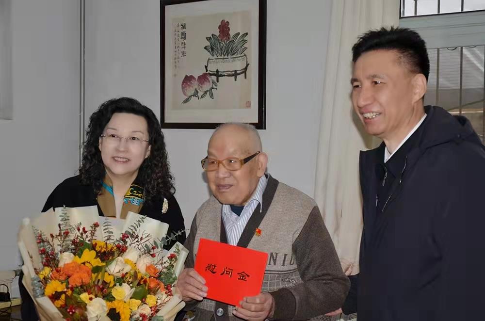 濟南產(chǎn)發(fā)集團黨委副書記、總經(jīng)理黃蓓走訪慰問離休老干部、老黨員